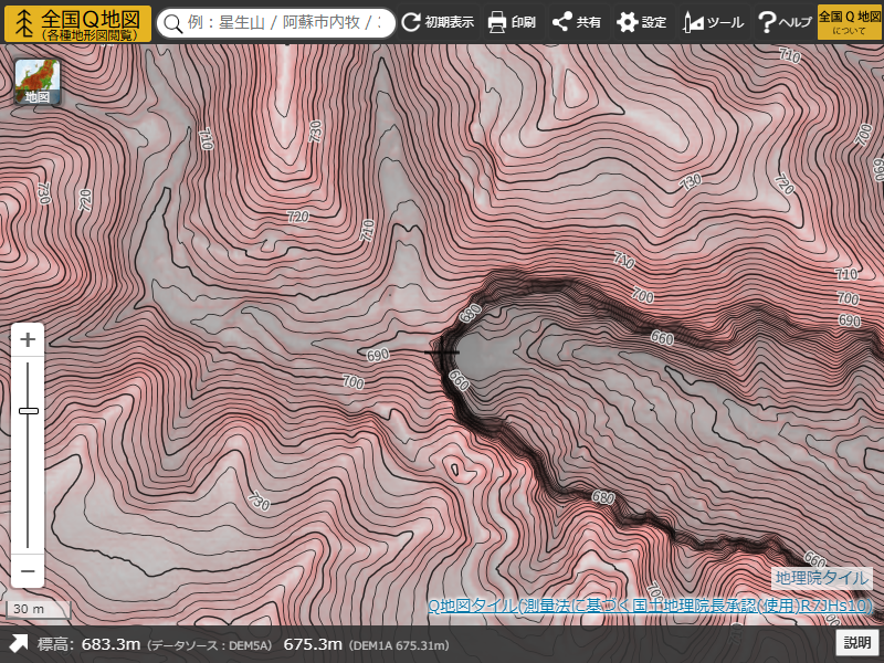 谷の部分で等高線が密になっている場所には滝があることが多い（等高線と赤色立体地図の重ね合わせ表示）